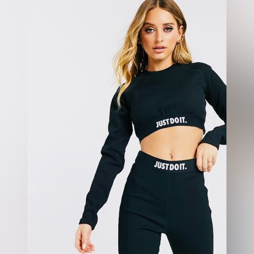 ❤️ 𝐍𝐢𝐤𝐞 𝐁𝐥𝐚𝐜𝐤 𝐂𝐫𝐨𝐩𝐩𝐞𝐝 𝐒𝐰𝐞𝐚𝐭𝐬𝐡𝐢𝐫𝐭 - Picture 3 of 3